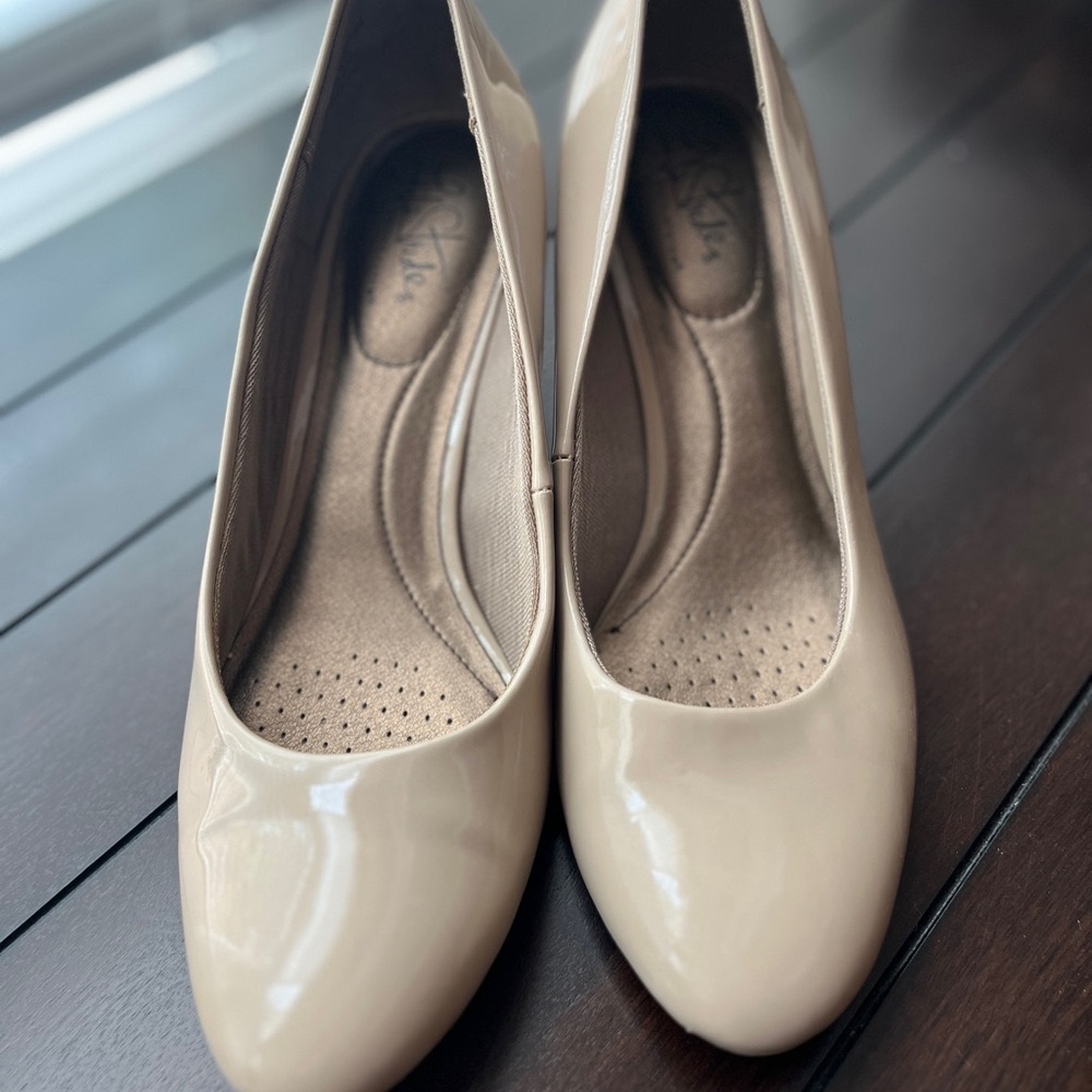 Life Stride tan Nude Patent Leather Heels